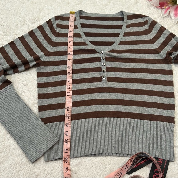 NWT Romwe - V-Neck Gray & Brown Striped Long Sleeve Henley Sweater Large - Picture 5 of 7